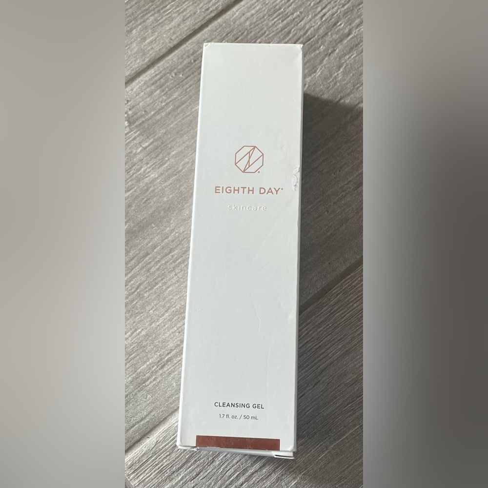 Eight Day Skincare Cleansing Gel - White